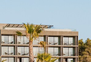Premium-Zimmer, Terrasse, Meerblick | Allergikerbettwaren, Minibar, Zimmersafe, Verdunkelungsvorhänge