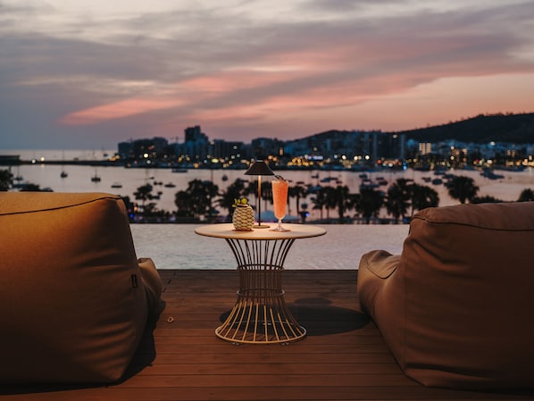 3 piscinas al aire libre, camas de piscina gratis, sombrillas