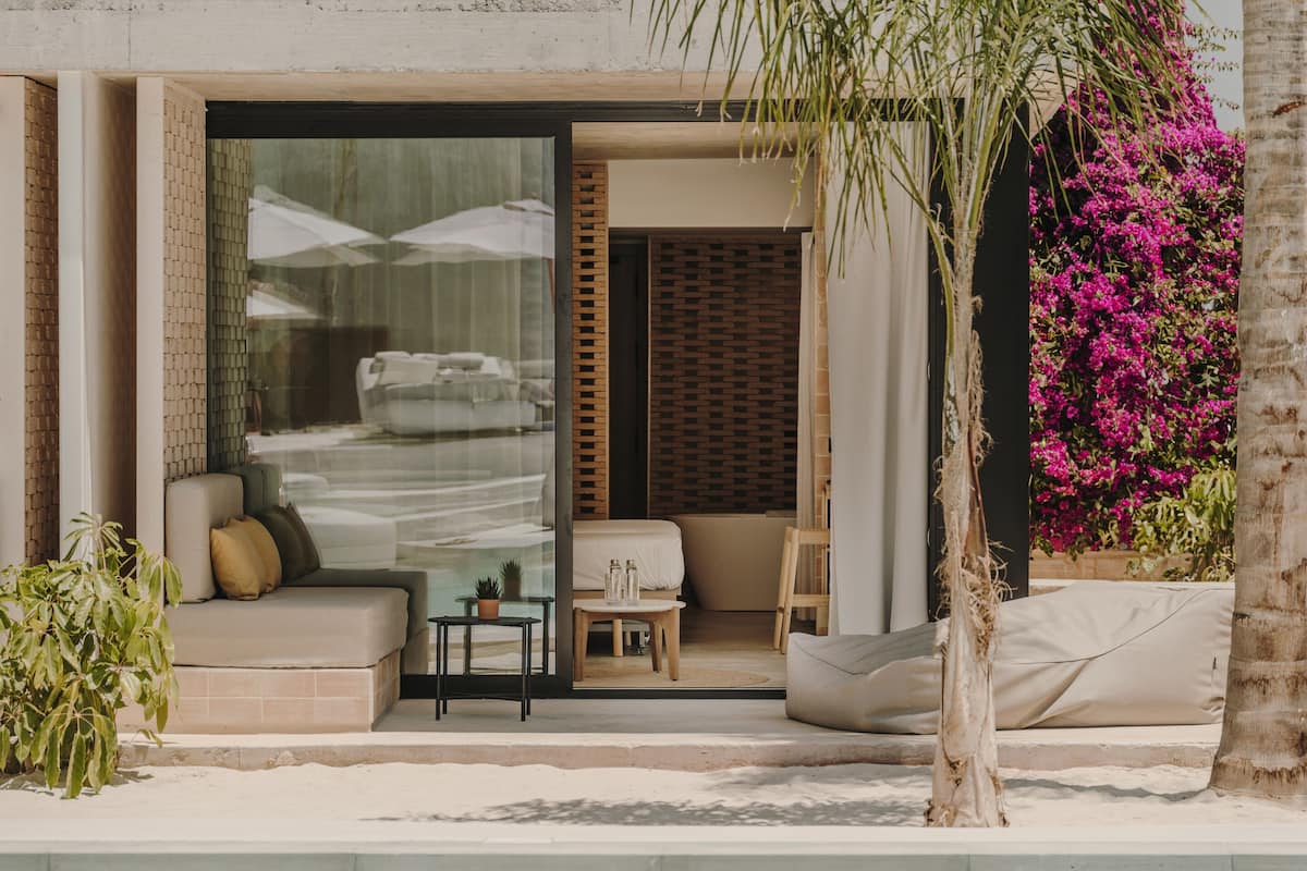 Signature studio suite, aan het zwembad | Uitzicht op de tuin