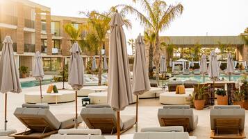 3 outdoor pools, open 10:00 AM to 7:00 PM, free cabanas, pool umbrellas