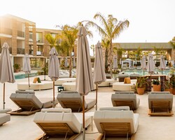 3 piscinas externas, funciona das 10h às 19h, barracas de cortesia