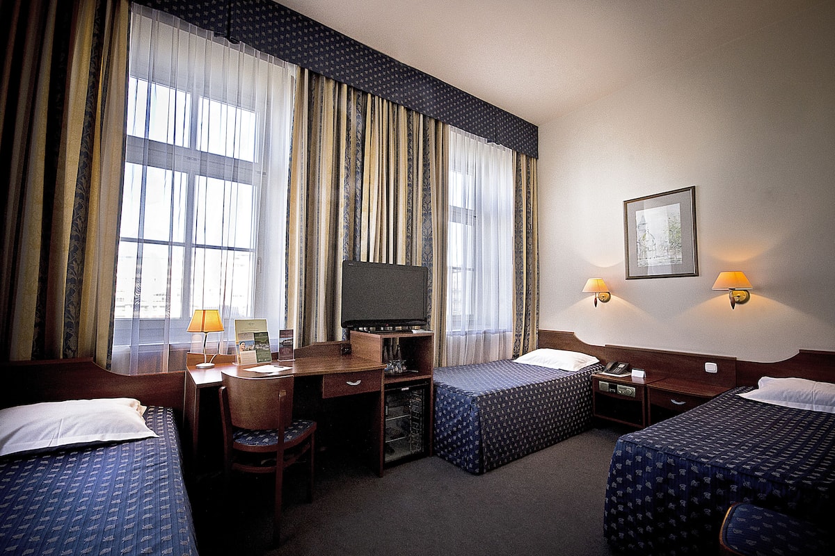 Triple Room | In-room safe, desk, free WiFi, alarm clocks