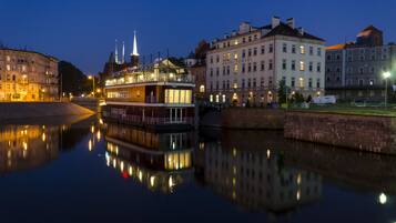 Overnatningsstedets facade – aften/nat