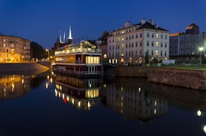 Fassade der Unterkunft – Abend/Nacht