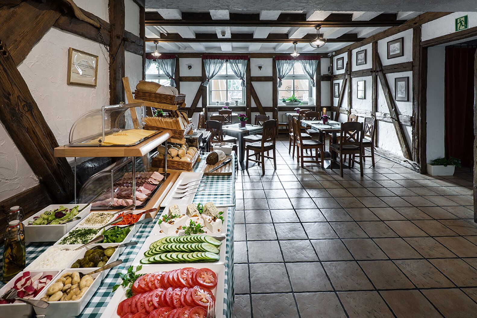 Petit déjeuner continental (45.00 PLN par personne)