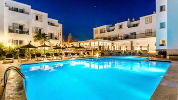 2 من حمّامات السباحة الخارجية، مظلات على حمّام السباحة، مقاعد للتشمس