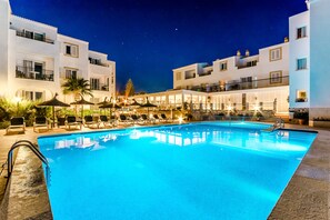 2 outdoor pools, pool umbrellas, pool loungers - Apartamentos Blancala (Ciutadella de Menorca)