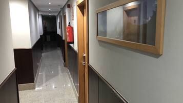 Televisor de pantalla plana de 20 polzades amb canals digitals