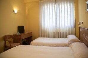 Triple Room | In-room safe, desk, blackout curtains, iron/ironing board - Alda Estación Oviedo (Oviedo)