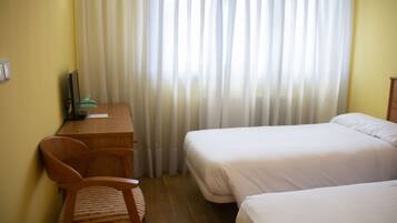 Habitació triple | Caixa forta a l'habitació, escriptori i cortines opaques