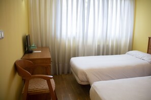 Triple Room | In-room safe, desk, blackout curtains, iron/ironing board - Alda Estación Oviedo (Oviedo)