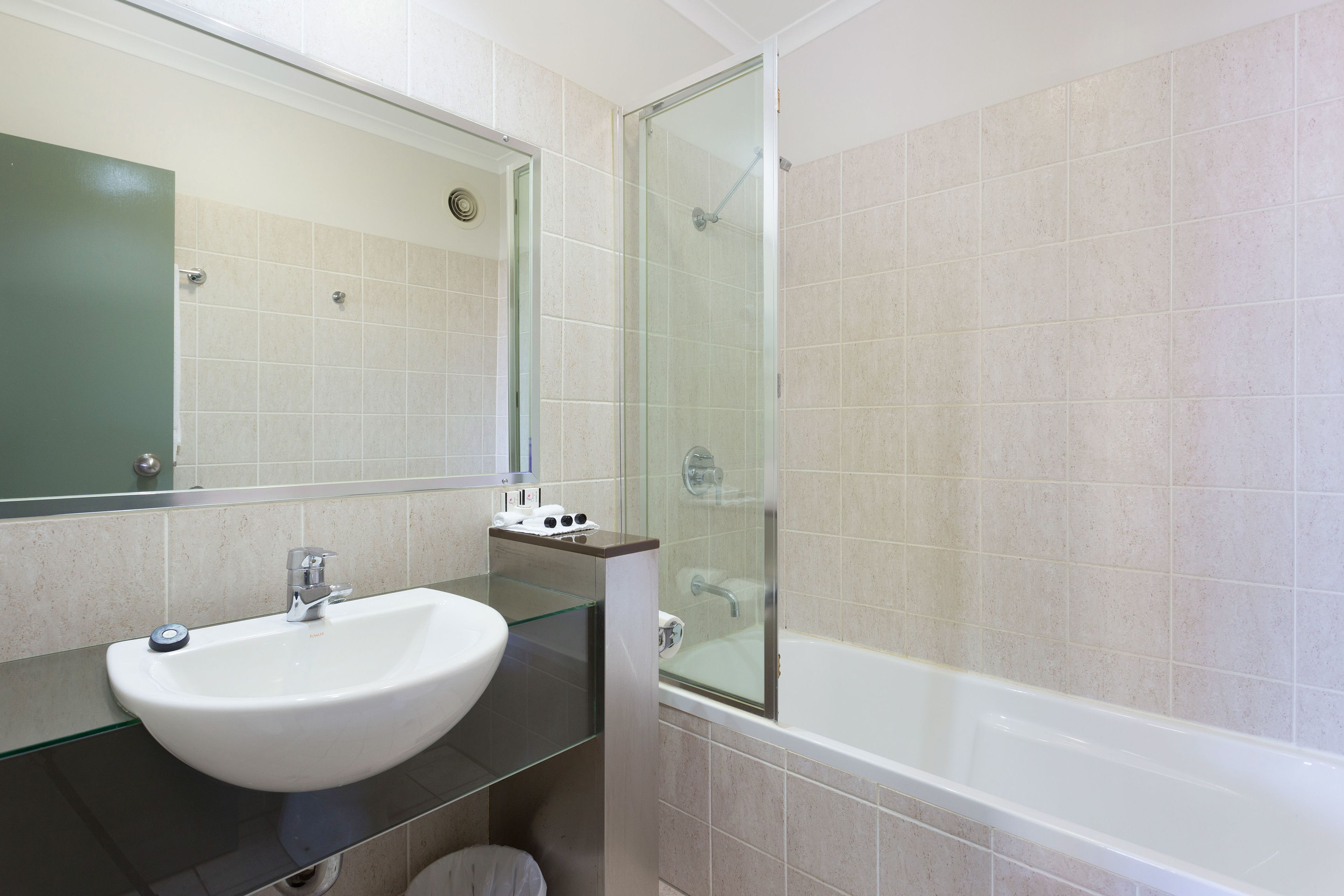 Combined shower/bathtub, free toiletries, hair dryer, towels
