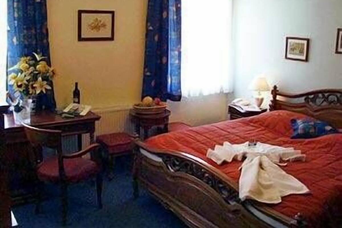Minibar, in-room safe, iron/ironing board