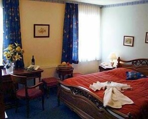 Singola Deluxe | Minibar, una cassaforte in camera, ferro/asse da stiro