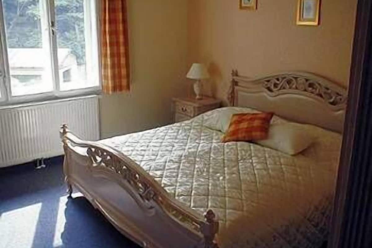 Minibar, in-room safe, iron/ironing board