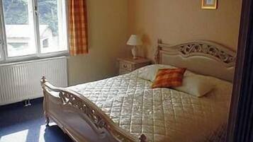 Deluxe double room | Minibar, in-room safe, iron/ironing board