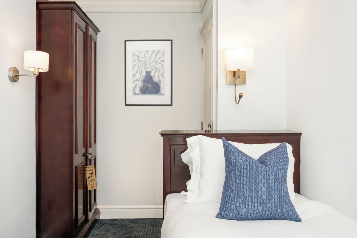 Single Non-ensuite Room | Skrivebord, strygejern/strygebræt, gratis Wi-Fi, individuelt design