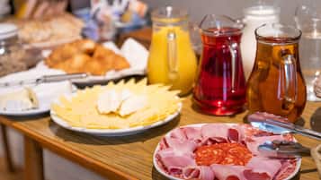 Free daily cooked-to-order breakfast