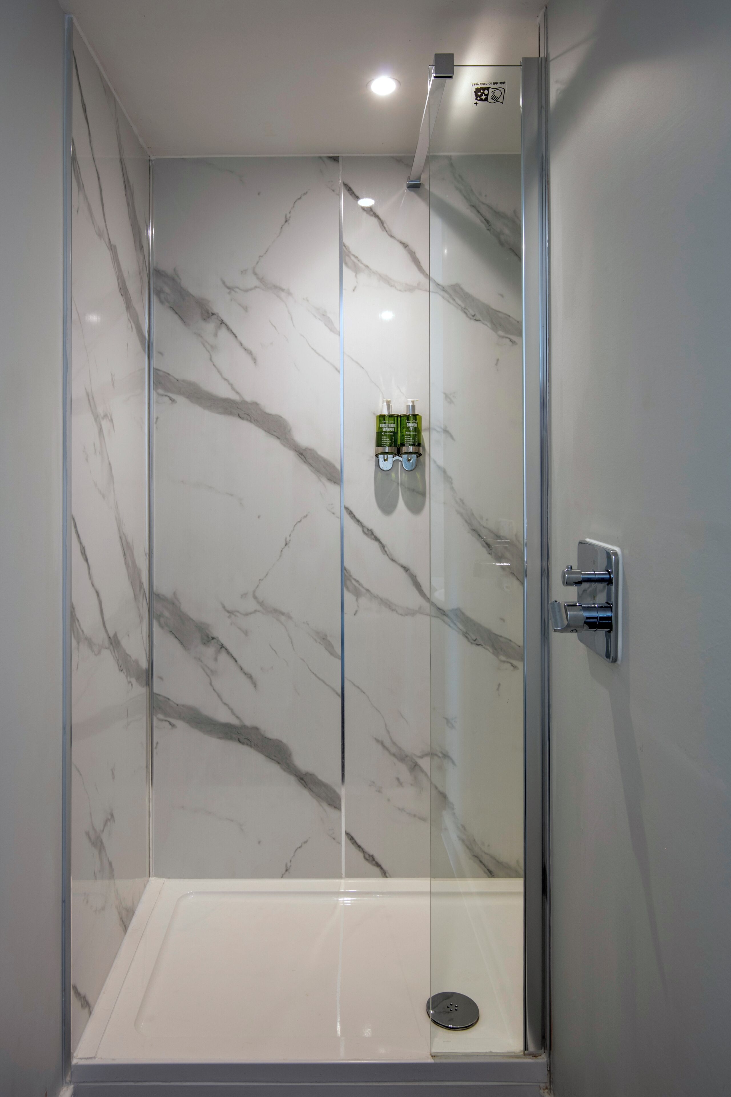 standard single room, 2 single beds | bathroom | combined shower/bathtub, free toiletries, hair dryer, towels