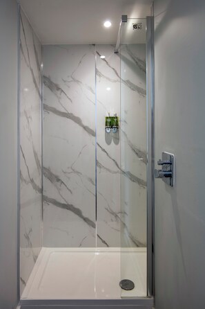 Standard Single Room, 2 Twin Beds | Bathroom | Combined shower/tub, free toiletries, hair dryer, towels