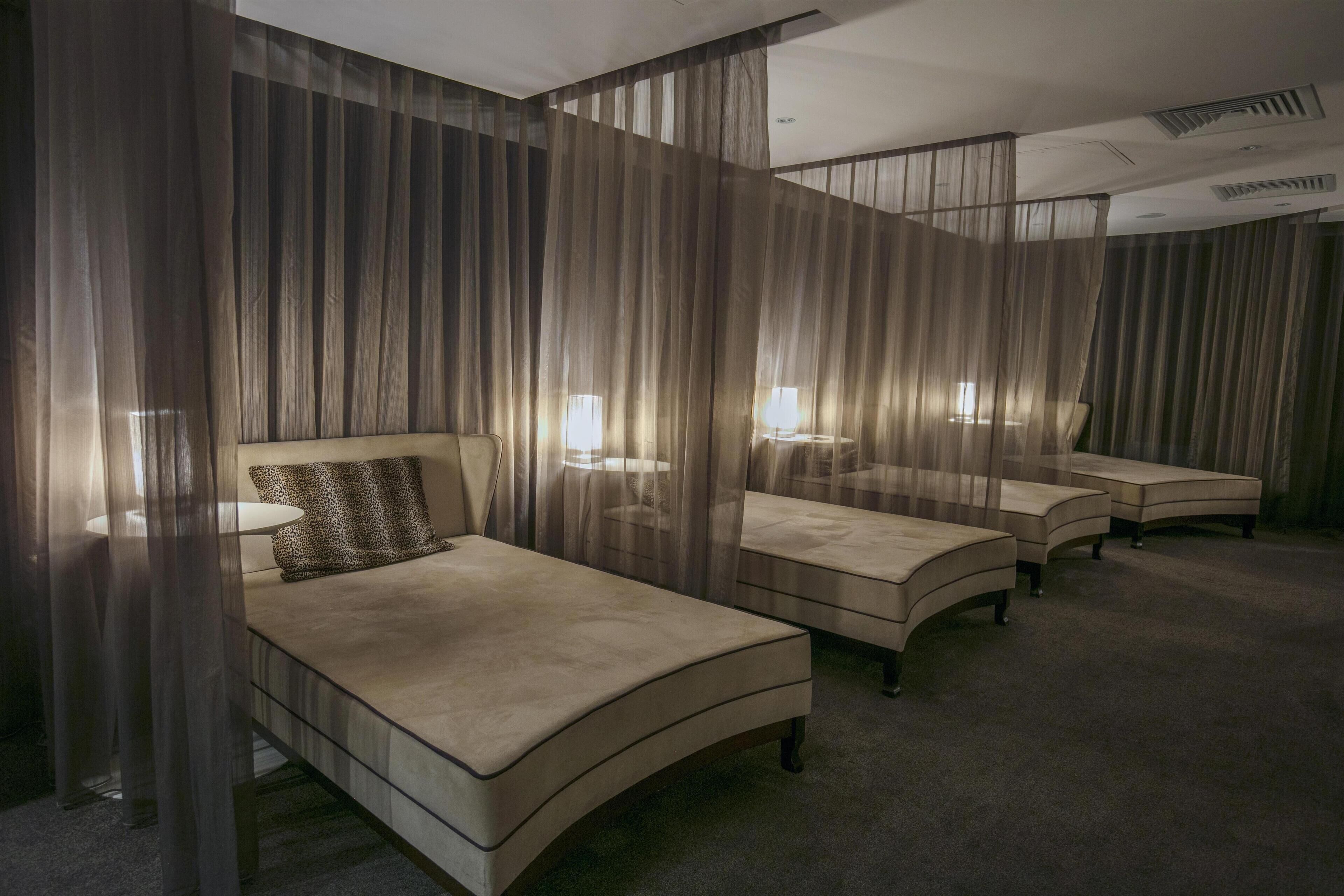 Un dormitorio con una cama grande, dos mesitas de noche y un espejo.