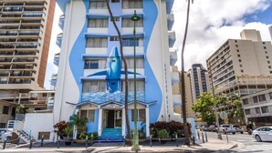 A hotel with a distinctive blue and white facade, featuring a large whale mural. - Holiday Surf Hotel (Honolulu)