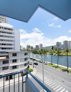 Standard-Suite, 1 Schlafzimmer, Balkon (with Deluxe Amenities) | Blick auf die Straße