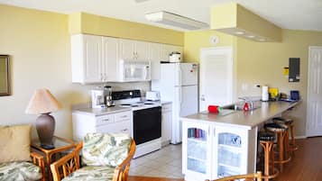Suite, 1 kamar tidur, 2 kamar mandi, pemandangan kebun | Dapur pribadi | Lemari es, microwave, oven, dan kompor