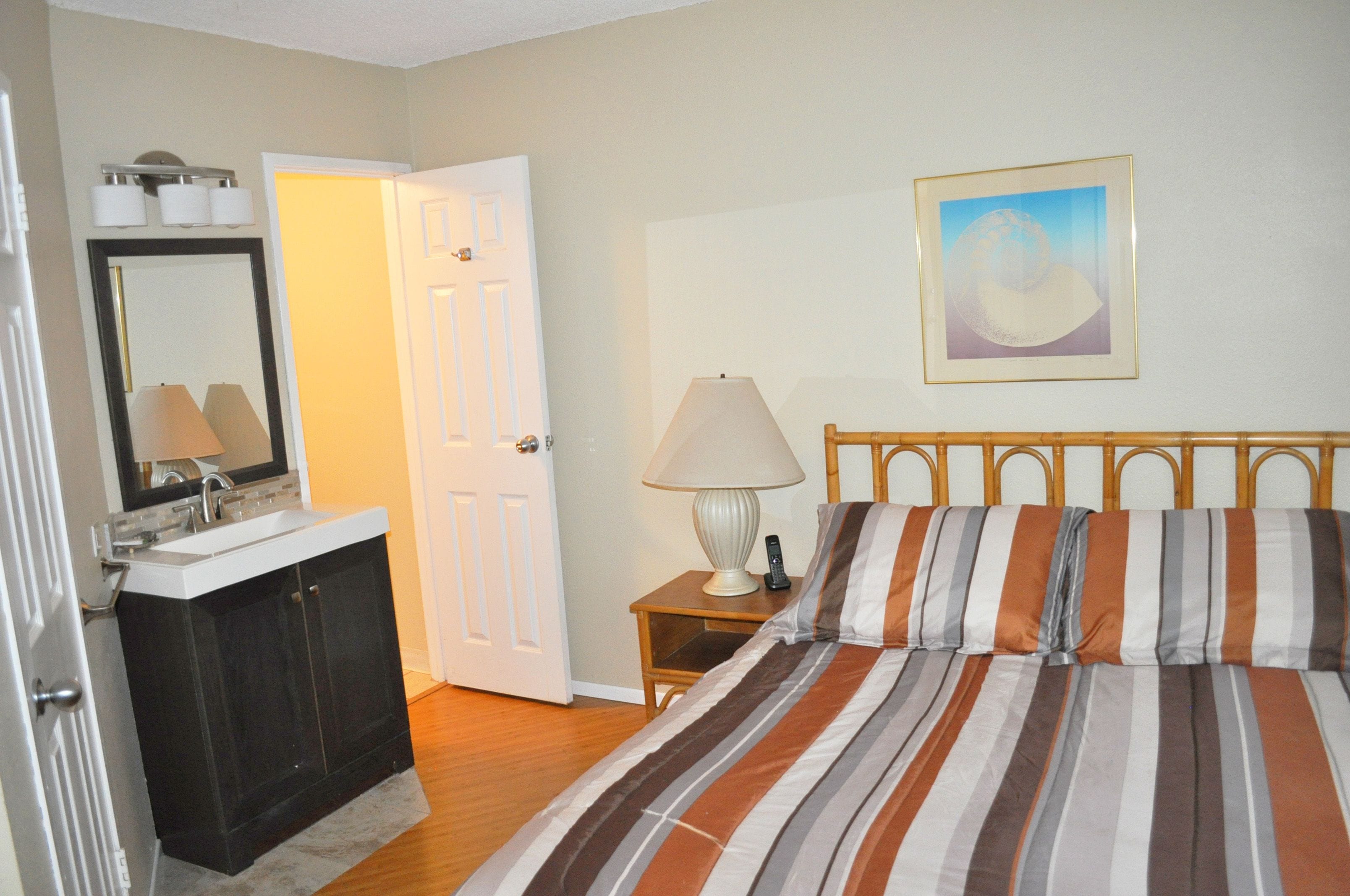 Suite, 1 slaapkamer, 2 badkamers, uitzicht op tuin | 1 slaapkamer, individueel gedecoreerd, een strijkplank/strijkijzer