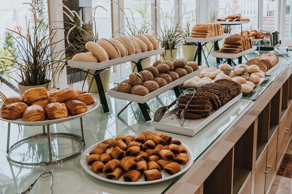 Daily buffet breakfast (EUR 11.9 per person)