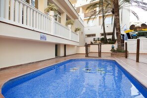 室内游泳池，室外游泳池，日光浴躺椅