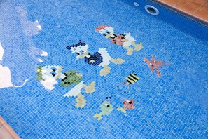 A mosaic pool with various characters and a starfish design. - Crown Resorts Club Marbella (Mijas)