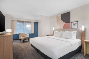 Escritorio, cortinas blackout y tabla de planchar con plancha 