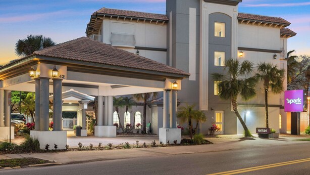 A hotel with a covered entrance, palm trees, and a 'Spark' sign. - Spark by Hilton St. Augustine Historic District (St. Augustine)