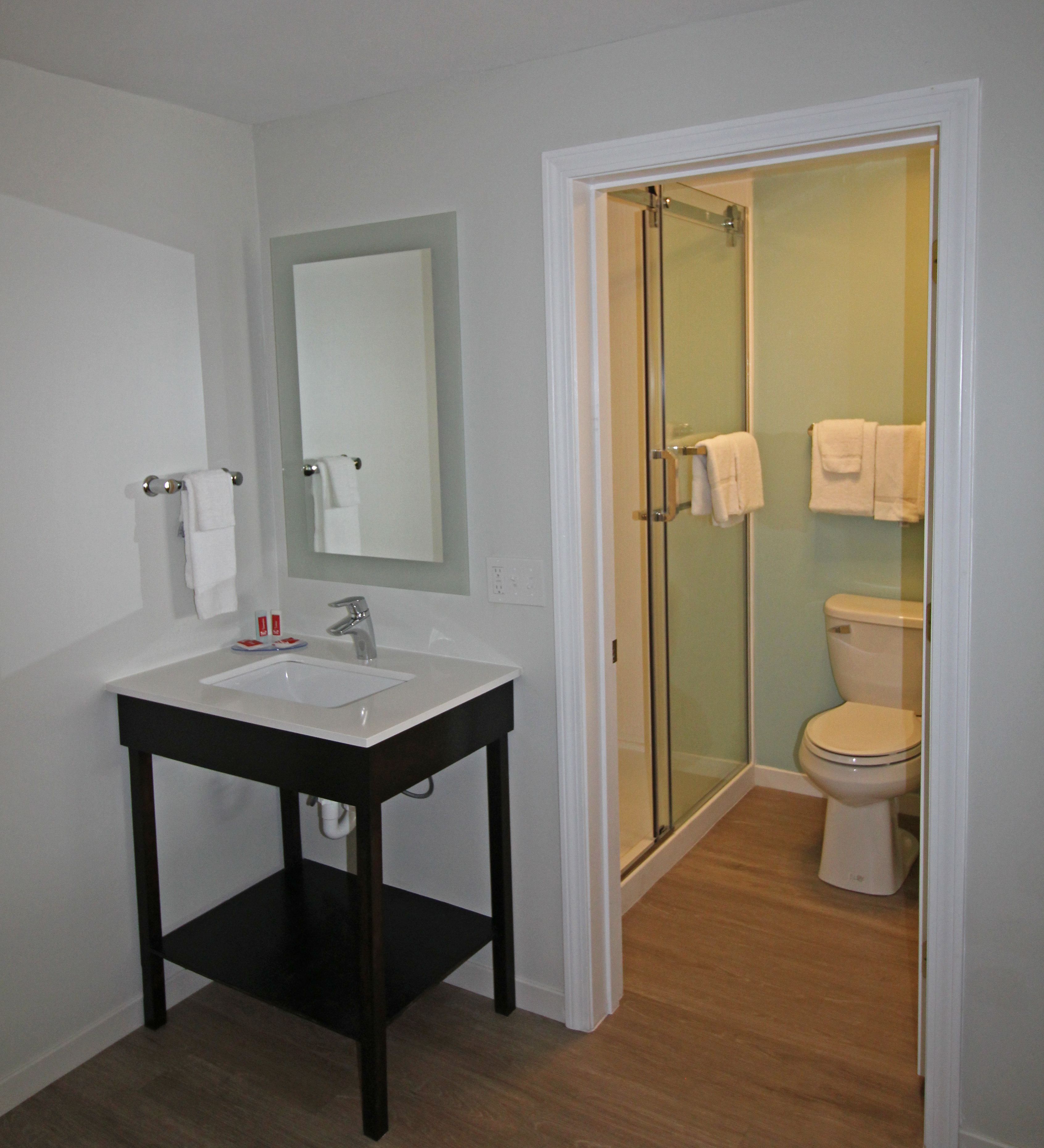 Ein Badezimmer mit Waschbecken, Spiegel und Toilette.