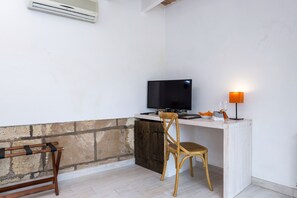 Superior Double Room | Minibar, in-room safe, blackout drapes, free cribs/infant beds