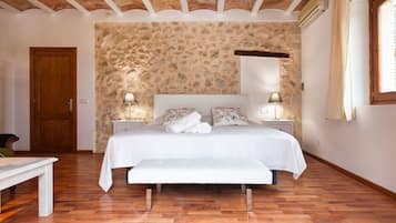 ميني بار وخزنة داخل الغرفة وستائر تعتيم وأسرّة أطفال/رضّع (مجانًا)