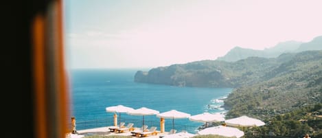 Suite Junior, vista mare | Biancheria da letto di alta qualità, copriletto in piuma, minibar