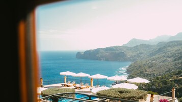 Suite junior, vistas al mar | Ropa de cama de alta calidad, edredones de plumas, minibar y caja fuerte