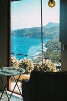 Suite Deluxe, vistas al mar | Ropa de cama de alta calidad, edredones de plumas, minibar y caja fuerte