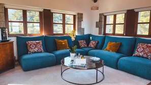 Suite, teras, pemandangan laut (Tower) | Area keluarga | Televisi layar datar 40-inci dengan saluran TV kabel dan pemutar DVD