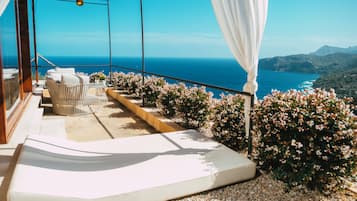 Deluxe Suite, Sea View | Terrace/patio
