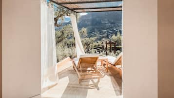 Suite junior, vistas al mar (Deluxe) | Ropa de cama de alta calidad, edredones de plumas, minibar y caja fuerte