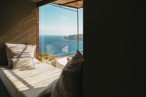 Suite Deluxe, vistas al mar | Ropa de cama de alta calidad, edredones de plumas, minibar y caja fuerte