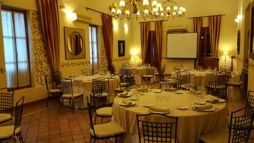 Aperto a colazione, pranzo e cena