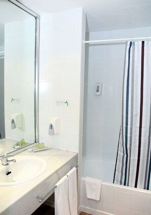 Duschwanne, Haartrockner, Bidet, Handtücher