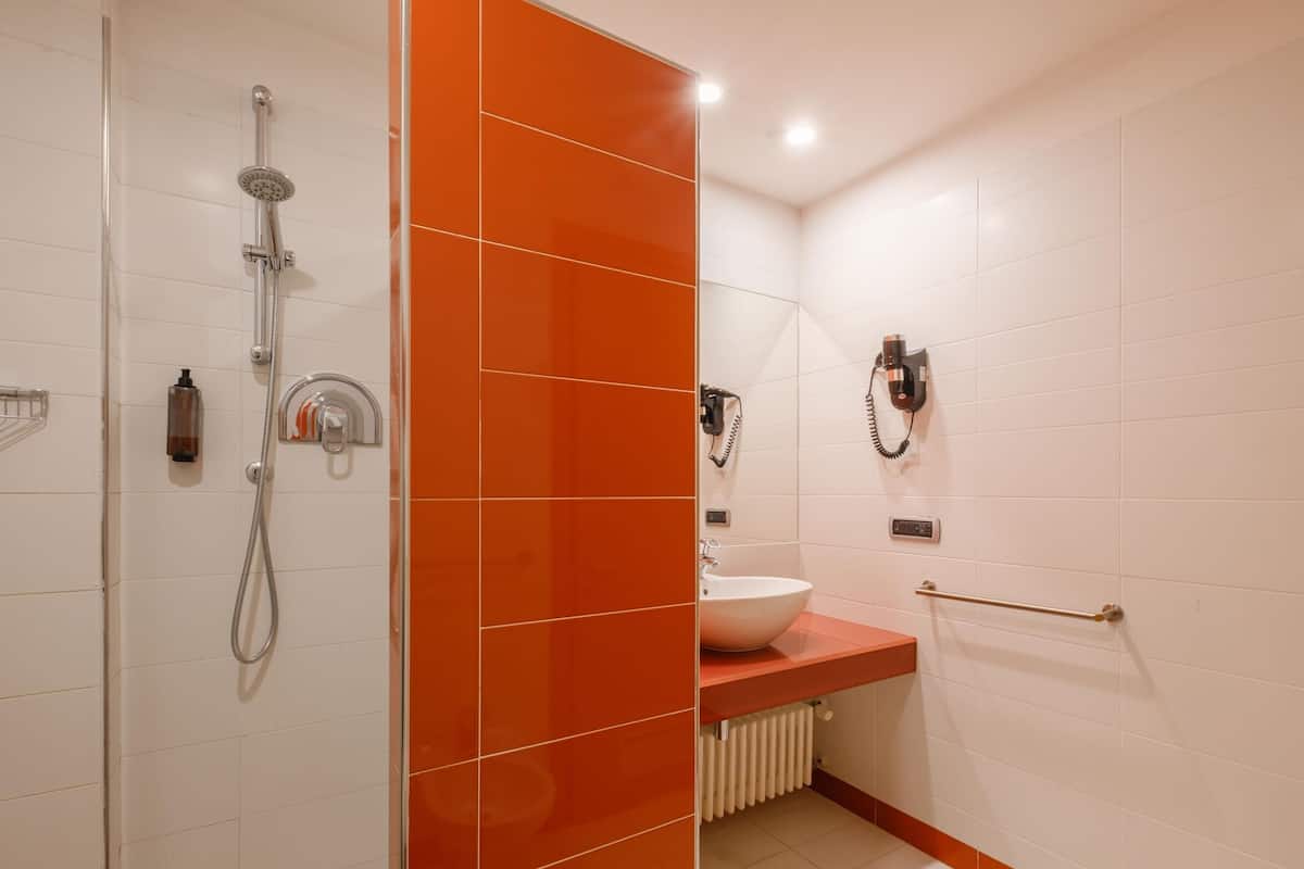 Minibar, coffre-fort, bureau, systĂšme dâinsonorisation