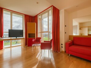 Junior Studio Suite | Living area | 60-cm flat-screen TV with satellite channels, TV - B&B HOTEL Remilia (Reggio nell'Emilia)