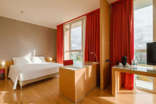 Junior Studio Suite | Minibar, in-room safe, desk, soundproofing
