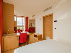 Junior Studio Suite | Minibar, in-room safe, desk, soundproofing - B&B HOTEL Remilia (Reggio nell'Emilia)